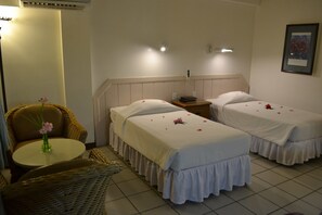 1 habitación, caja de seguridad en la habitación y escritorio