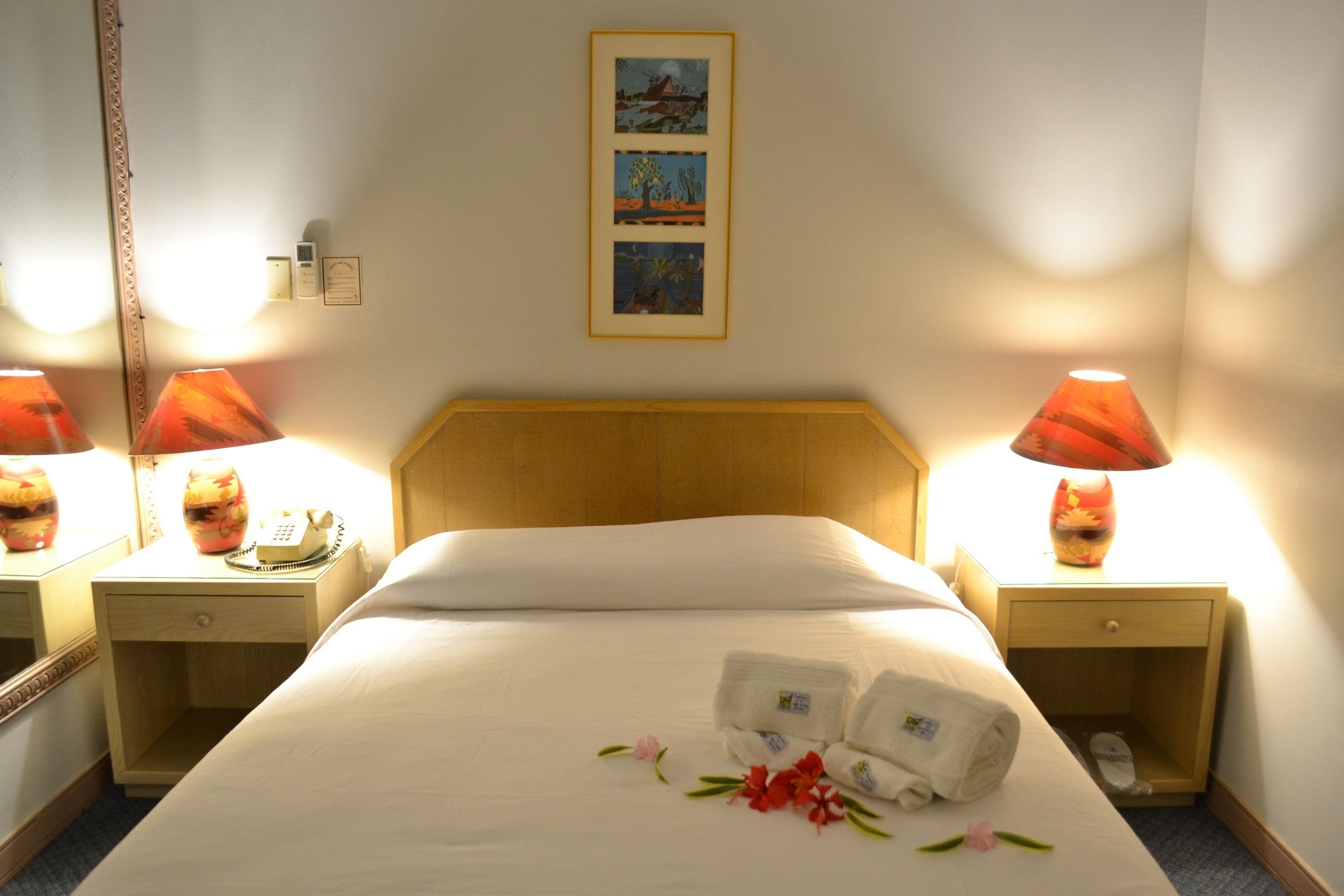 Habitación Deluxe, cocineta | Caja de seguridad en la habitación y escritorio 