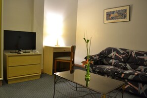 Deluxe Room, Kitchenette | Living room