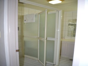 Combined shower/bathtub, free toiletries, hair dryer, slippers - West Plaza Hotel Downtown (Koror)