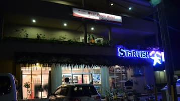 Bagian depan properti - sore/malam