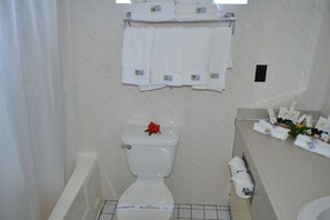 Suite - 2 soveværelser | Badeværelse | Kombination af bruser/badekar, brusehoved med hydromassage