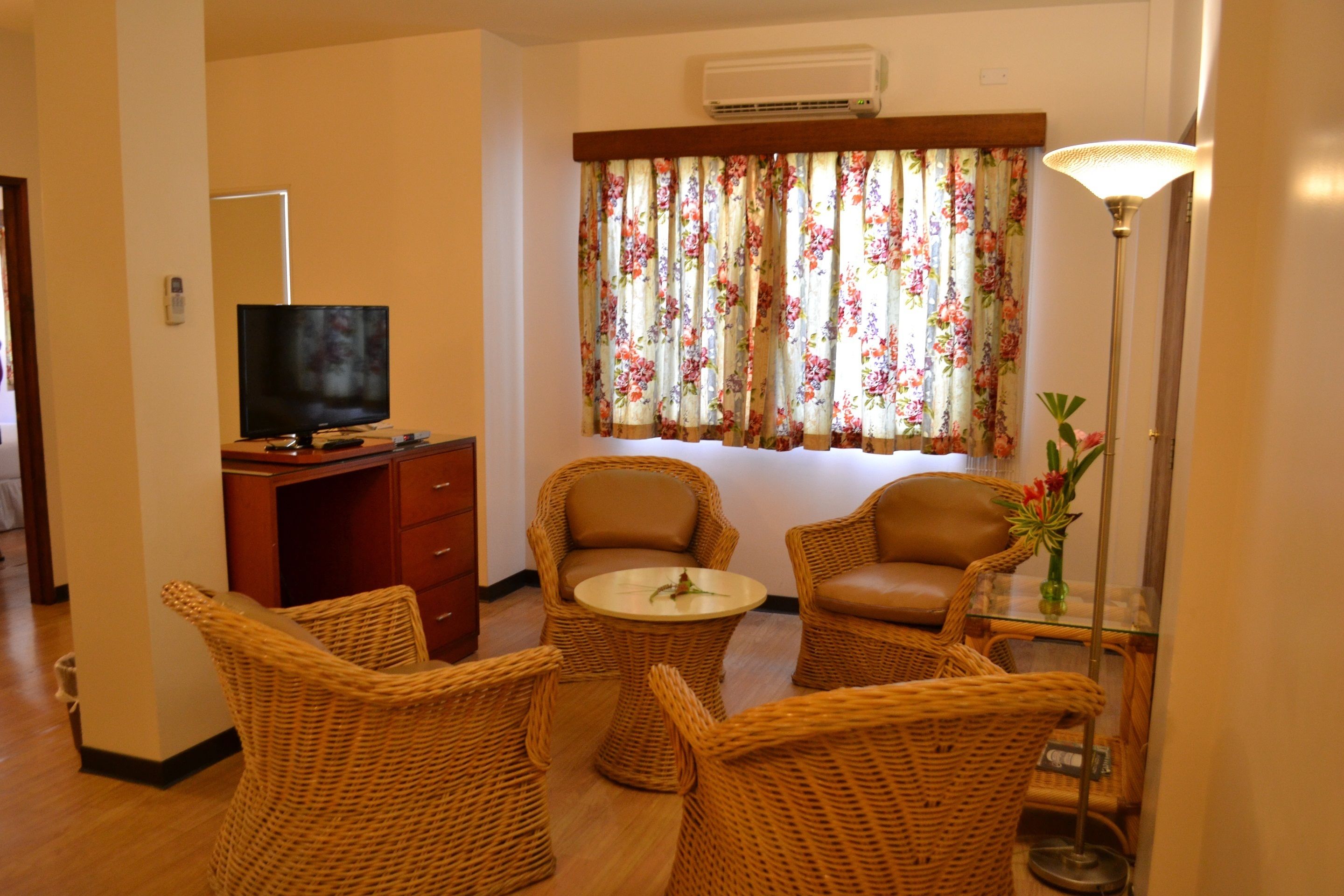 Suite, 1 habitación | Área de sala de estar | Televisión de 24 pulgadas con canales vía satélite 