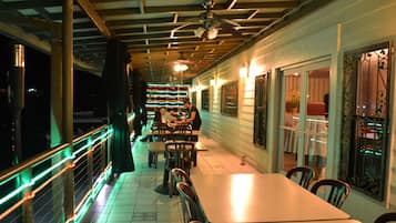 Se sirven desayunos, comidas, cenas y cocina fusión con vista al mar