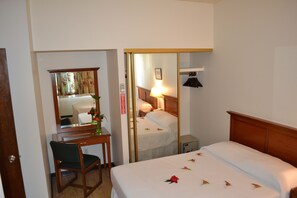 Sviitti, 1 makuuhuone | Ylelliset vuodevaatteet, untuvapeitot, tallelokero huoneessa