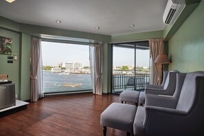 Suite, vue fleuve, en angle | Vue de la chambre