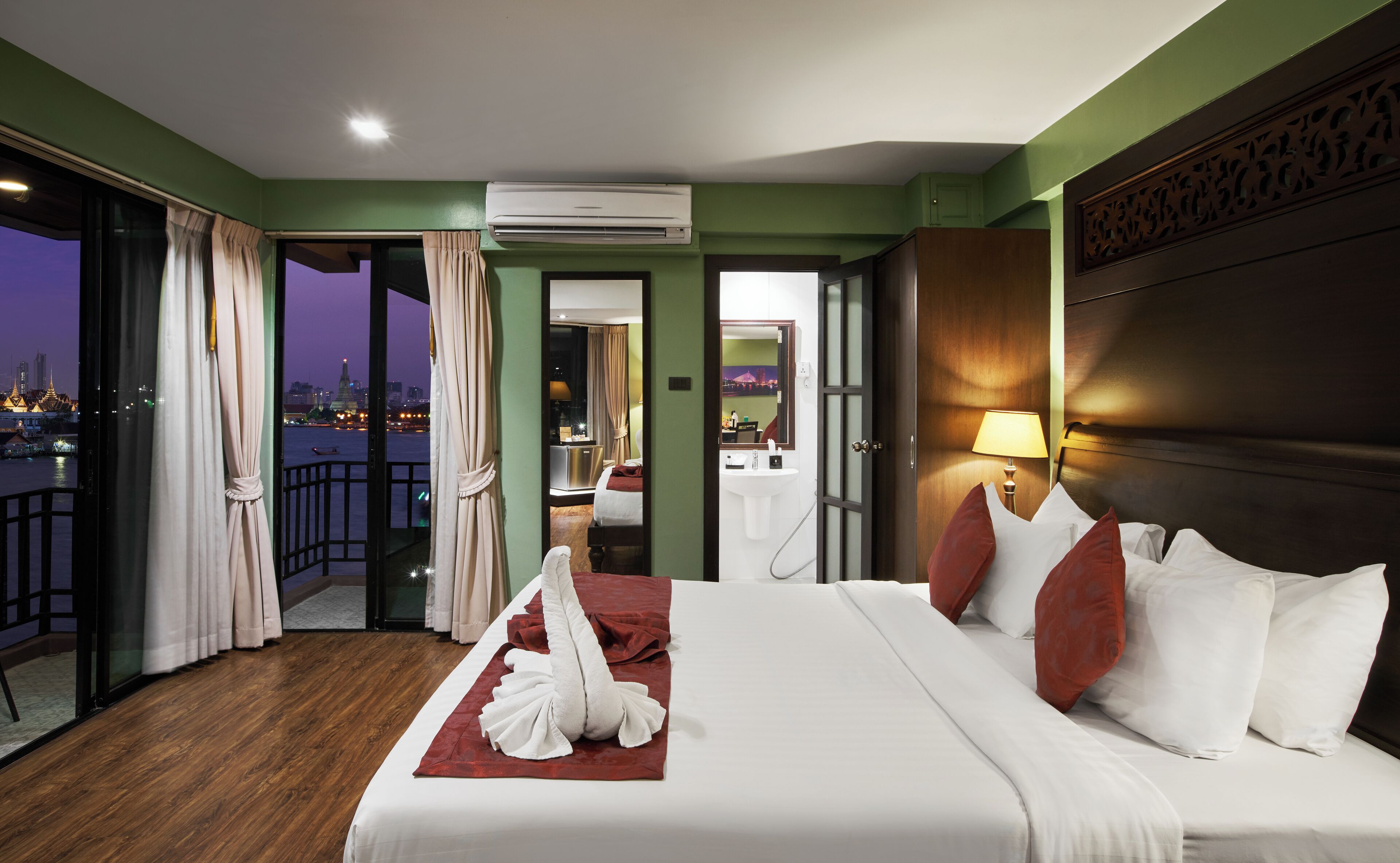 deluxe room, balcony, river view | 1 bedroom, in-room safe, blackout curtains, free wifi