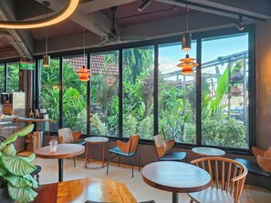 Déjeuner et dîner servis sur place, spécialités Cuisine thaï