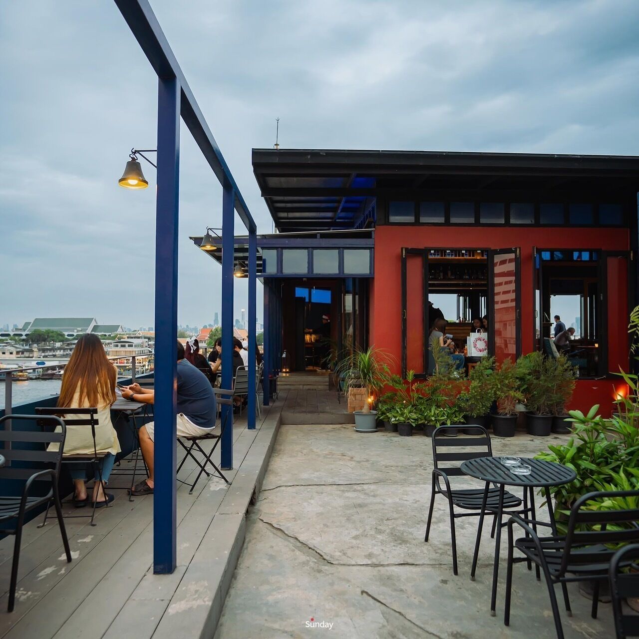 2 bars/lounges, rooftop bar