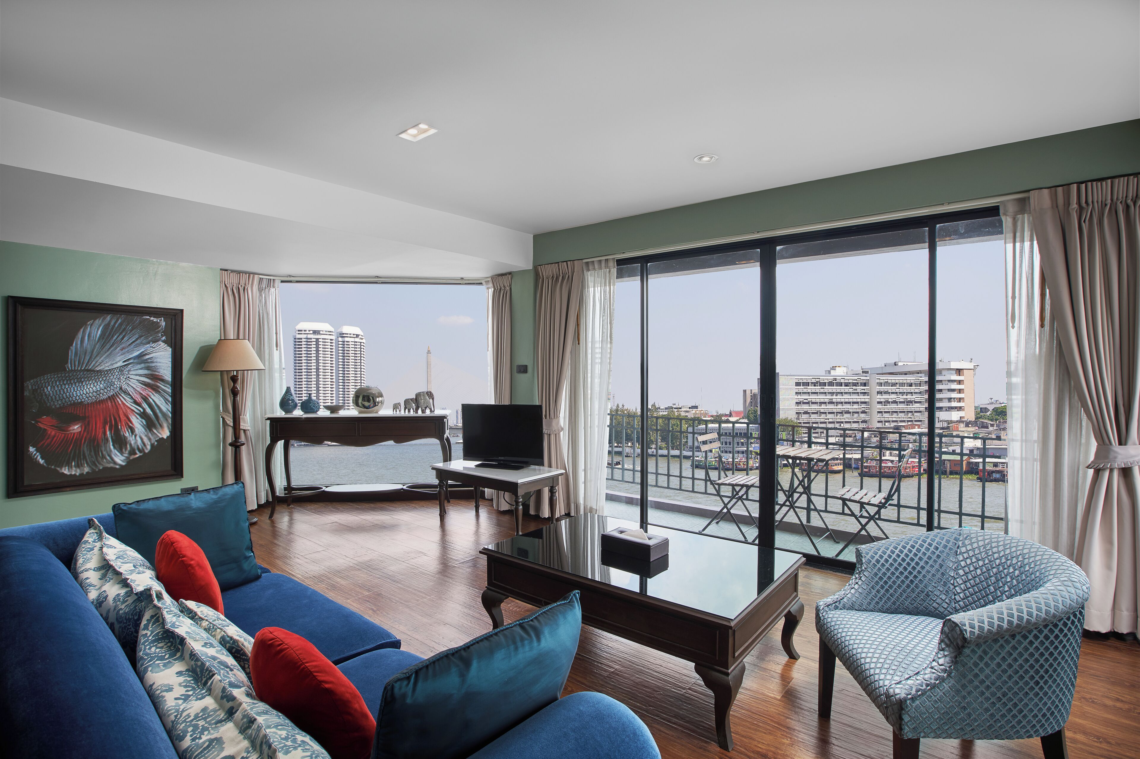 panoramic suite, balcony, river view | living area