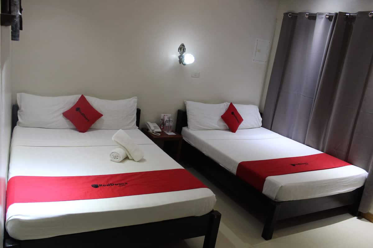 Chambre Double Deluxe, 2 grands lits | Coffres-forts dans les chambres, Wi-Fi gratuit