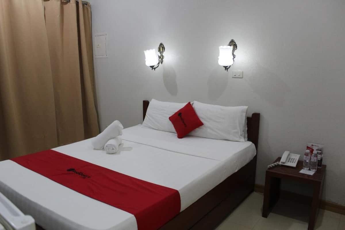 Chambre Deluxe, 1 très grand lit | Coffres-forts dans les chambres, Wi-Fi gratuit