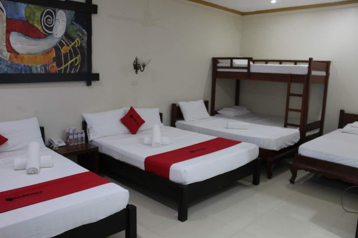 Familiekamer (2 Queen+ 1 Single+ 1 Double Deck beds) | Een kluis op de kamer, gratis wifi