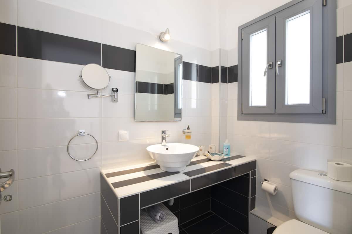 superior triple room | bathroom | shower, free toiletries, hair dryer, towels