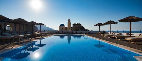 Außenpool, geöffnet von 08:00 Uhr bis 20:00 Uhr, Sonnenschirme