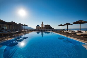 Piscine extérieure, parasols de plage, chaises longues