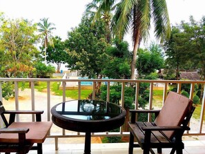 Shared Dormitory | Balcony - Pranmanee Beach Resort (Sam Roi Yot)