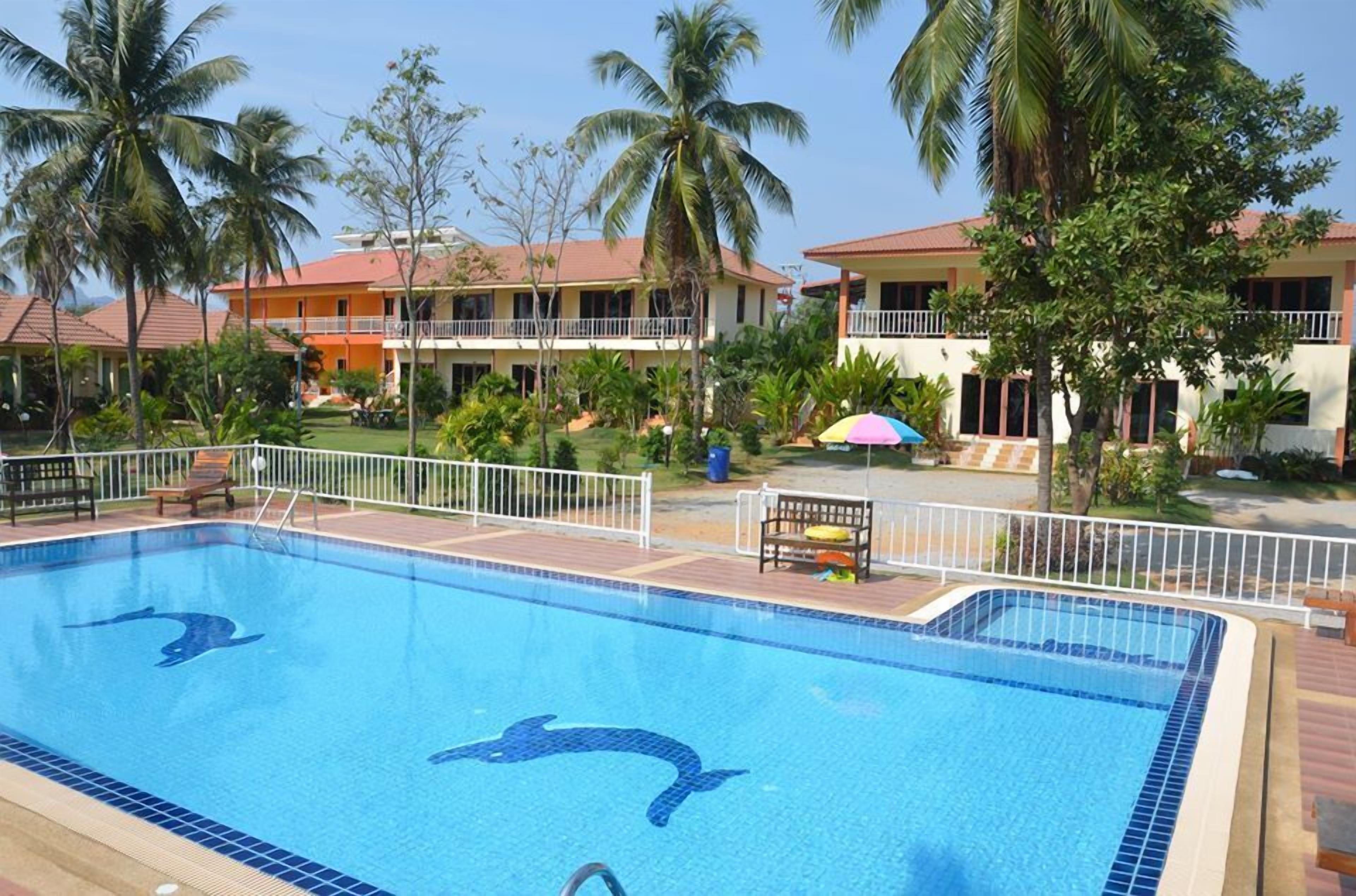 สระว่ายน้ำกลางแจ้ง