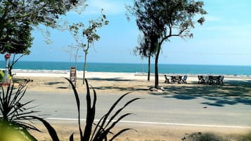 Una spiaggia nelle vicinanze, lettini da mare