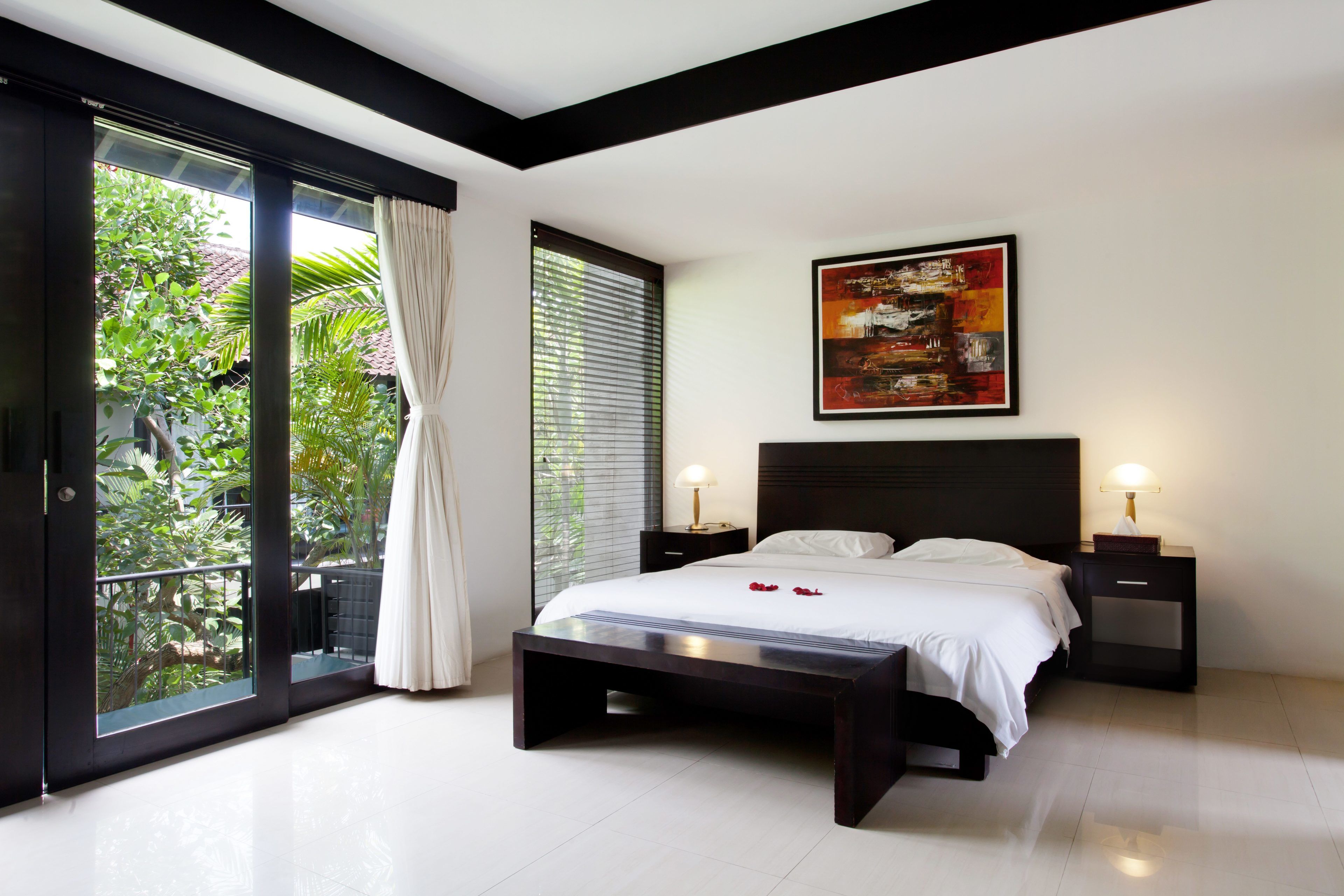 1 kamar tidur, minibar, brankas, dan meja kerja