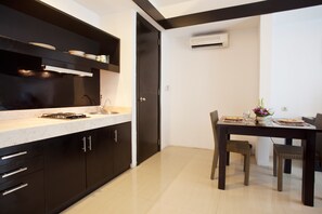 Apartamento, 1 quarto | Cozinha privada | Geladeira, cooktop, cafeteira/chaleira, chaleira elétrica