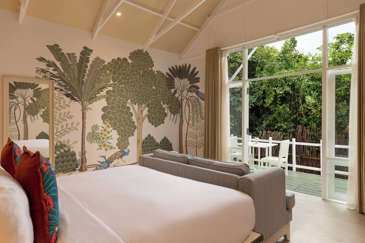 Jungle Cabin | Egyptian cotton sheets, premium bedding, minibar, in-room safe