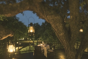 Petit déjeuner, déjeuner et dîner servis sur place, vue sur la piscine