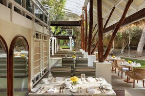 Frühstück, Mittagessen, Abendessen, Fusionsküche, Blick auf den Pool 