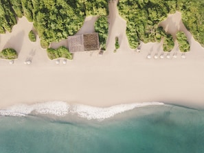 Una playa cerca, sillas reclinables de playa, sombrillas