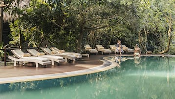 Piscine extérieure, chaises longues