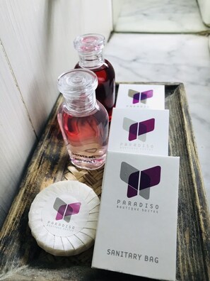 Free toiletries, hair dryer, towels - Paradiso Boutique Suites (Bangkok)