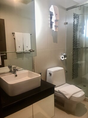 Superior Room | Bilik Mandi | Kelengkapan dandanan diri percuma, pengering rambut, tuala disediakan 