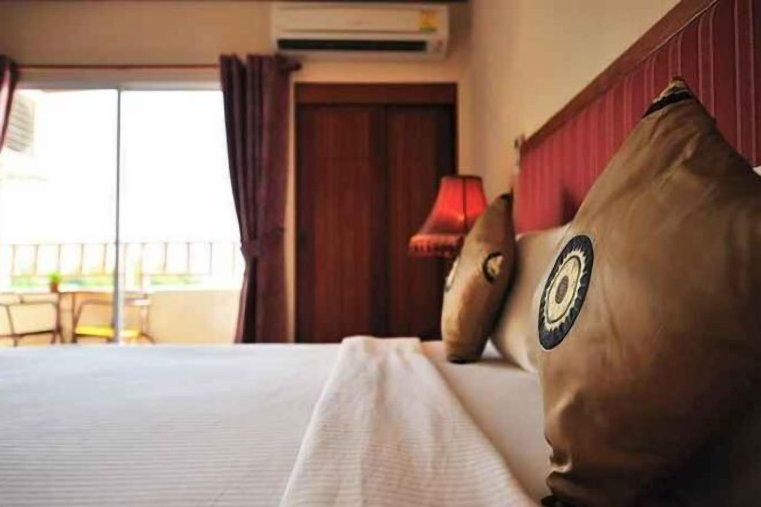 Minibar, escritorio, cortinas opacas y wifi gratis