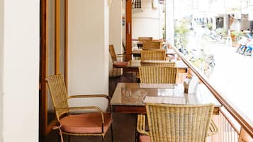 Se sirven desayunos y almuerzos, restaurante con mesas al aire libre