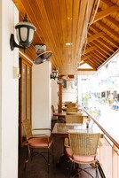 Σερβίρεται πρωινό, μεσημεριανό, βραδινό με υπαίθρια επιλογή εστίασης