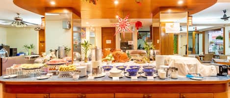 Daily cooked-to-order breakfast (THB 250 per person)