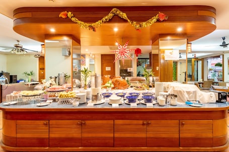 Daily cooked-to-order breakfast (THB 250 per person)