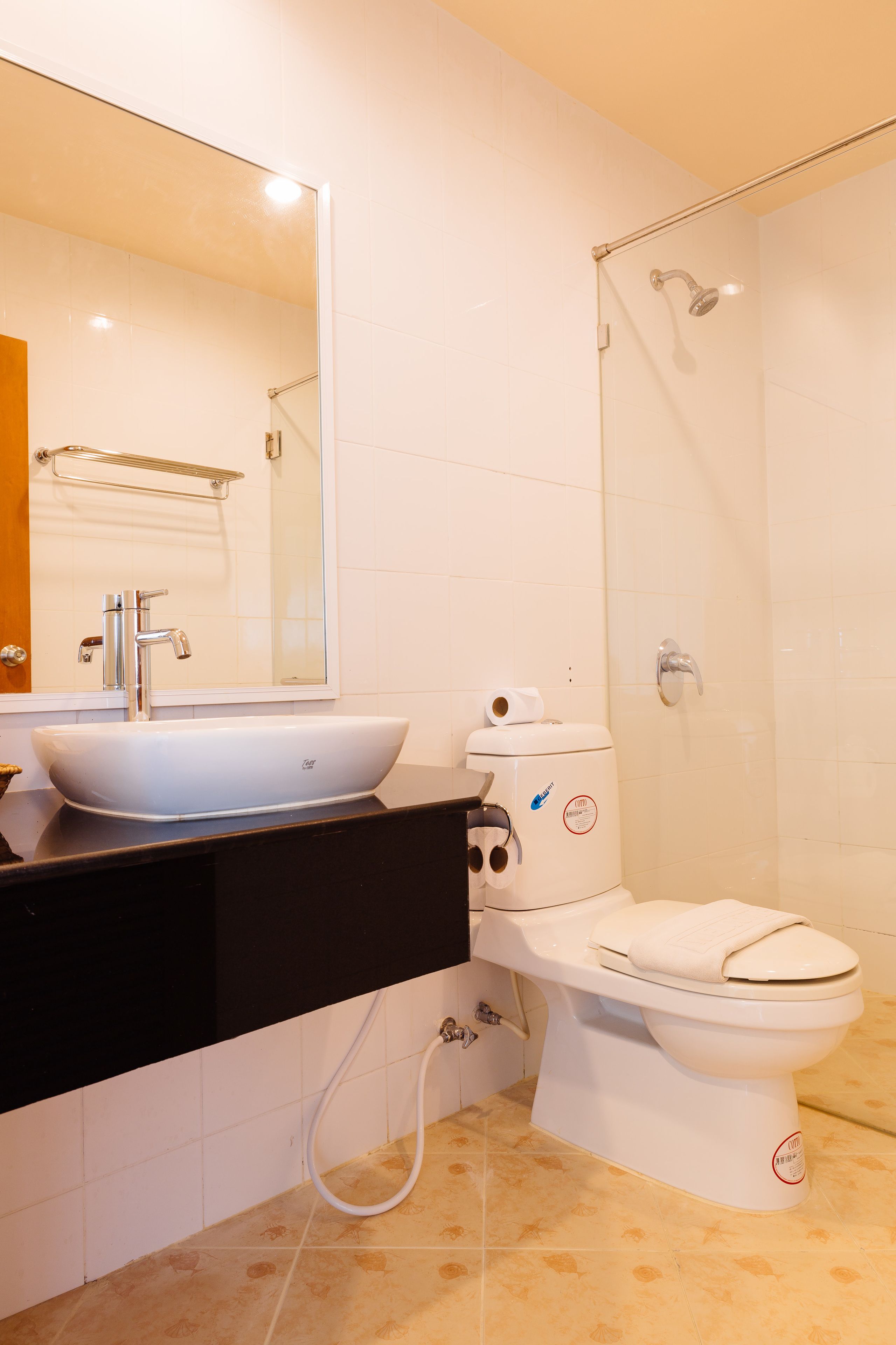 shower, free toiletries, hair dryer, towels