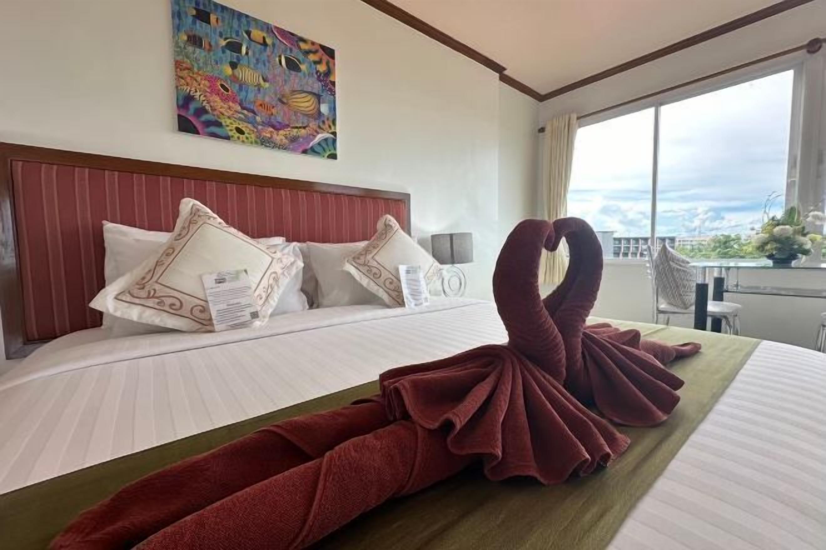 Minibar, escritorio, cortinas opacas y wifi gratis