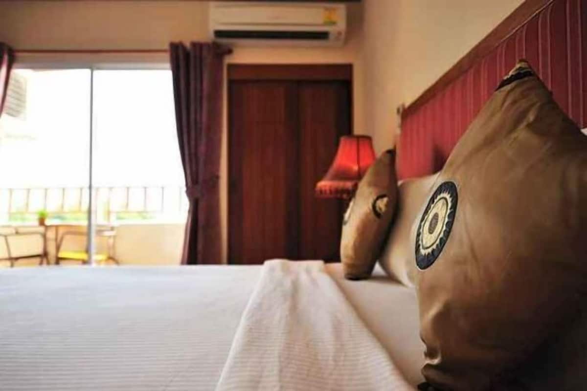 Minibar, desk, blackout curtains, free WiFi