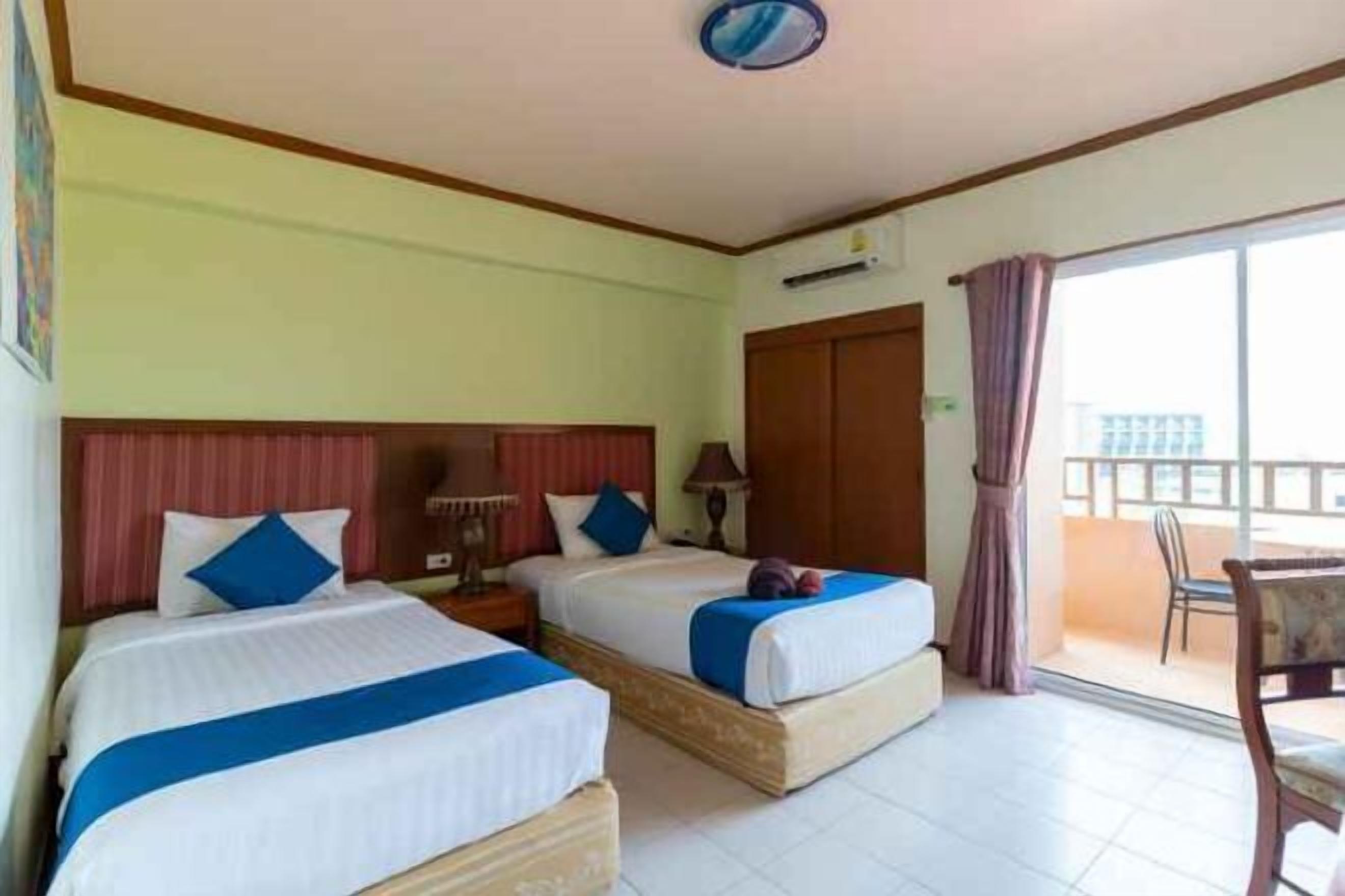 Minibar, escritorio, cortinas opacas y wifi gratis