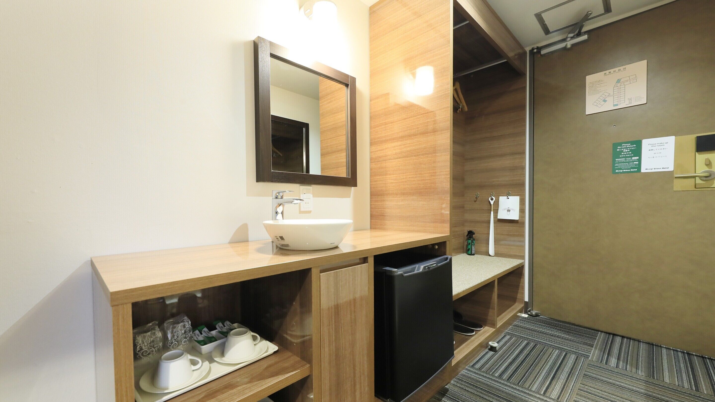 Een moderne badkamer met een wastafel, spiegel en handdoekhouder.