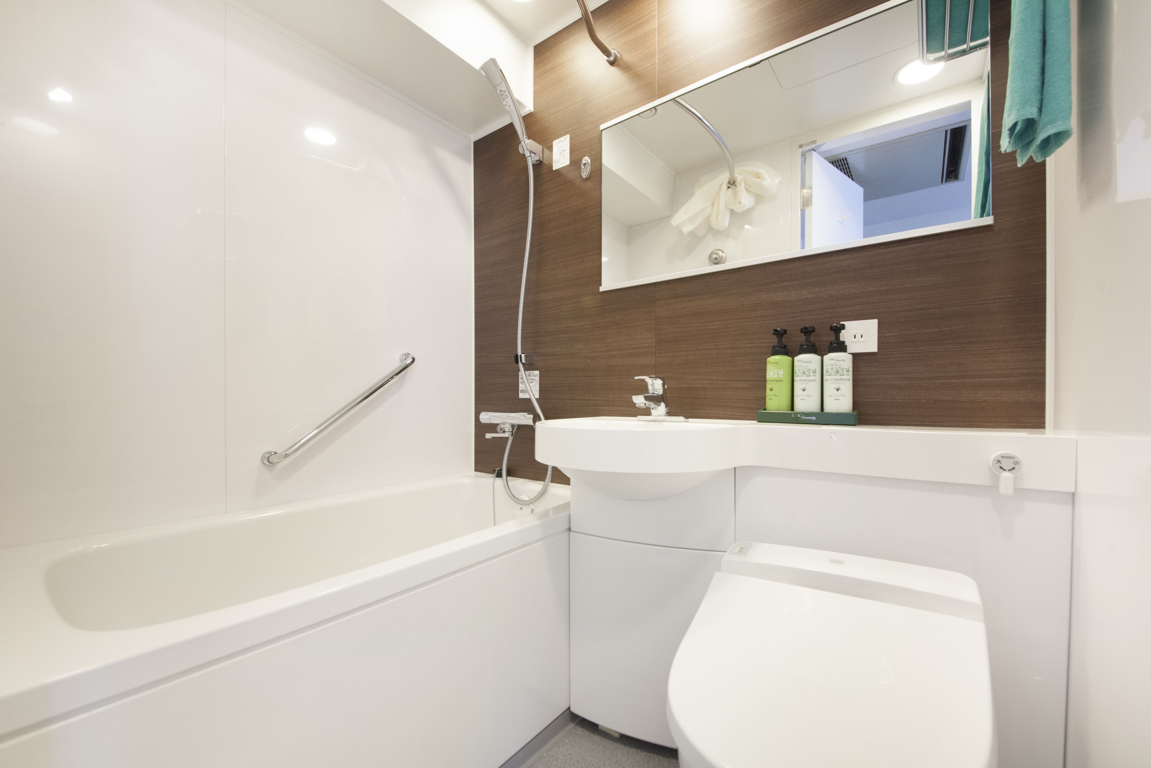 semi-double room | bathroom | combined shower/bathtub, free toiletries, hair dryer, bathrobes