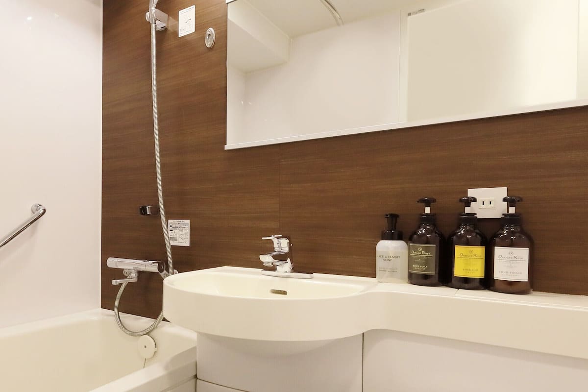 combined shower/bathtub, free toiletries, hair dryer, bathrobes