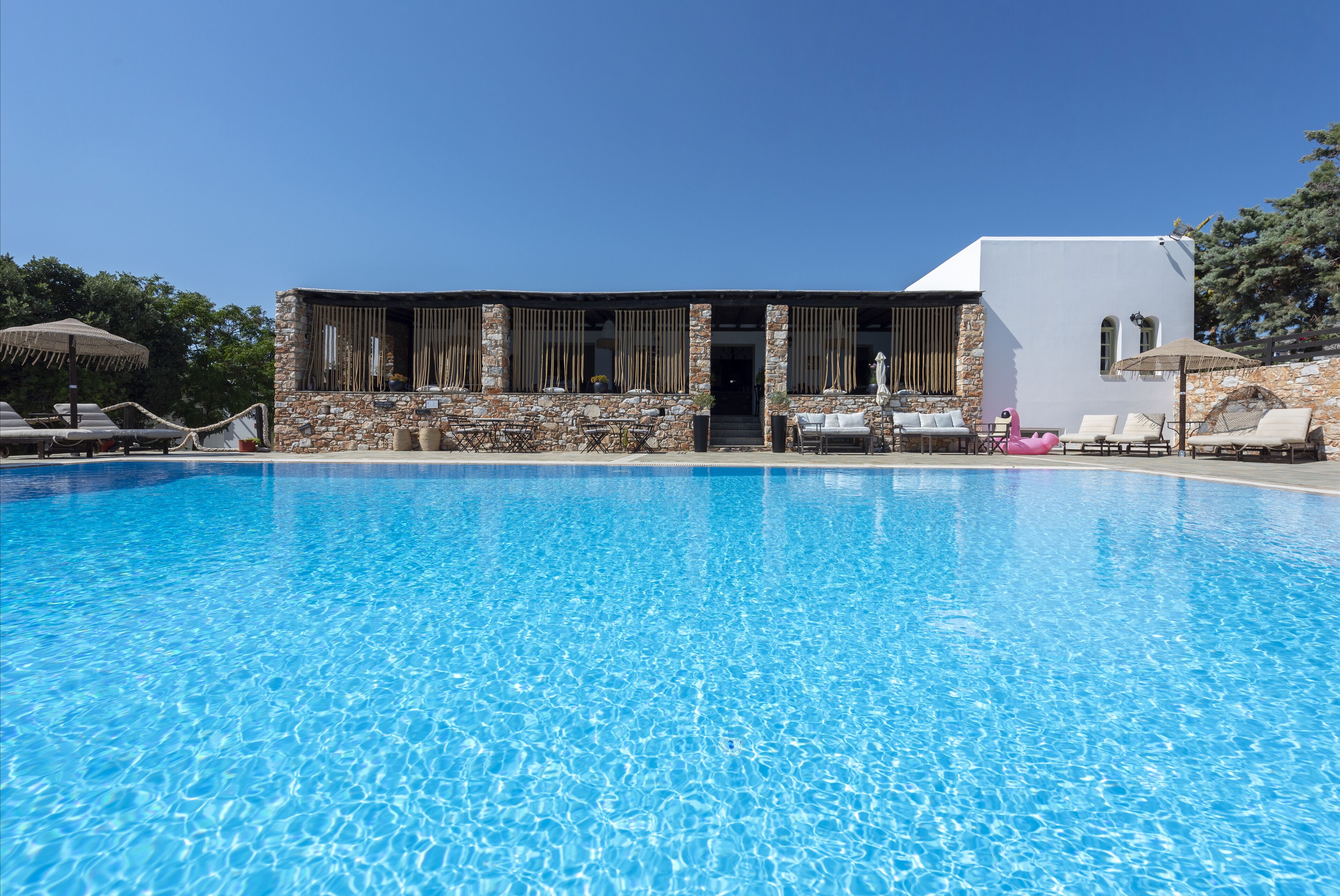 Piscine extérieure (ouverte en saison), parasols de plage