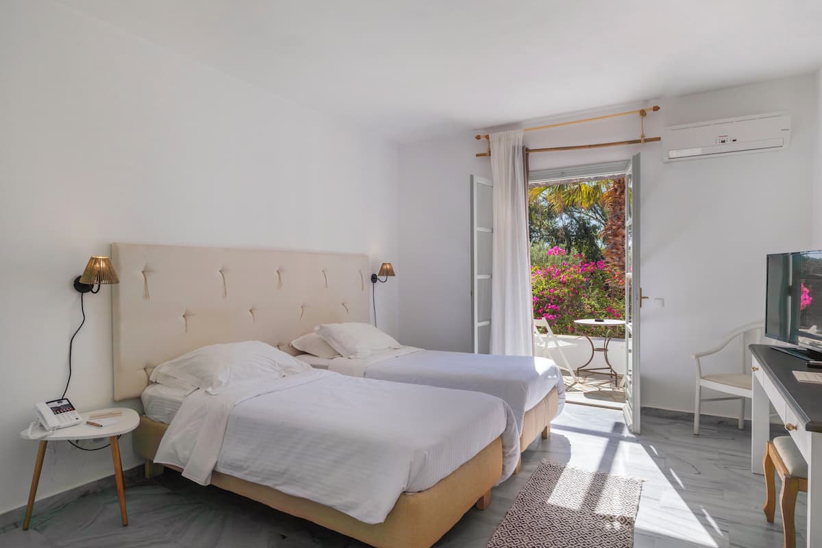 Connecting Rooms | أغطية فراش متميزة وميني بار وخزنة داخل الغرفة ومكتب