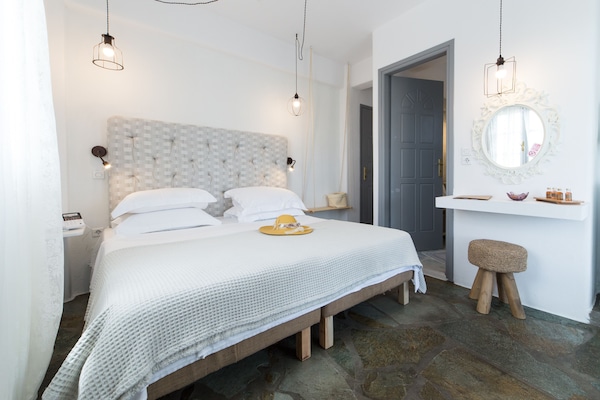 Standard Double Room (Grey) | Hypo-allergenic bedding, individually decorated, soundproofing