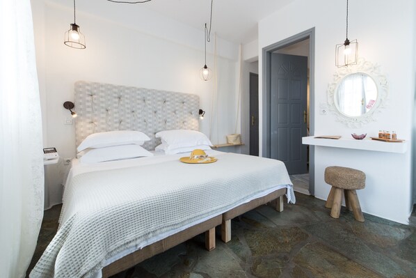 Chambre Standard double (Grey) | Literie hypoallergĂ©nique, dĂ©cor unique, systĂšme dâinsonorisation