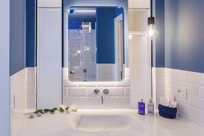Panoramic Suite, 1 Queen Bed, Hot Tub, Sea View | Bathroom | Shower, free toiletries, hair dryer, bidet - Hotel La Roccia (Castro)