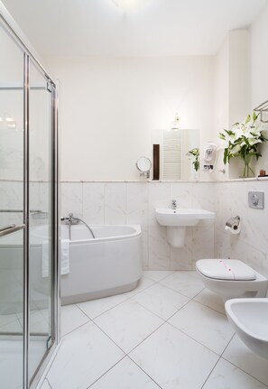 고급 침구, 미니바, 객실 내 금고, 책상